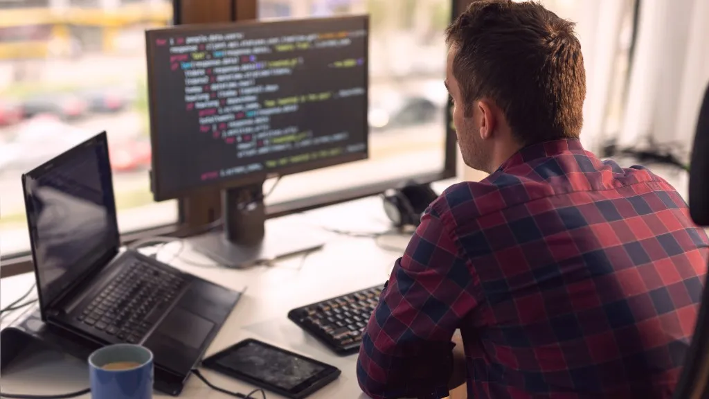 Equipo revisando métricas y coordinación operativa