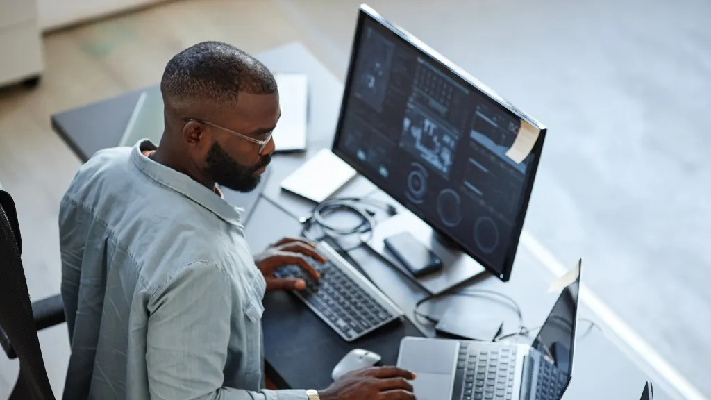 Profesionales en reunión para definir próximos pasos de implementación