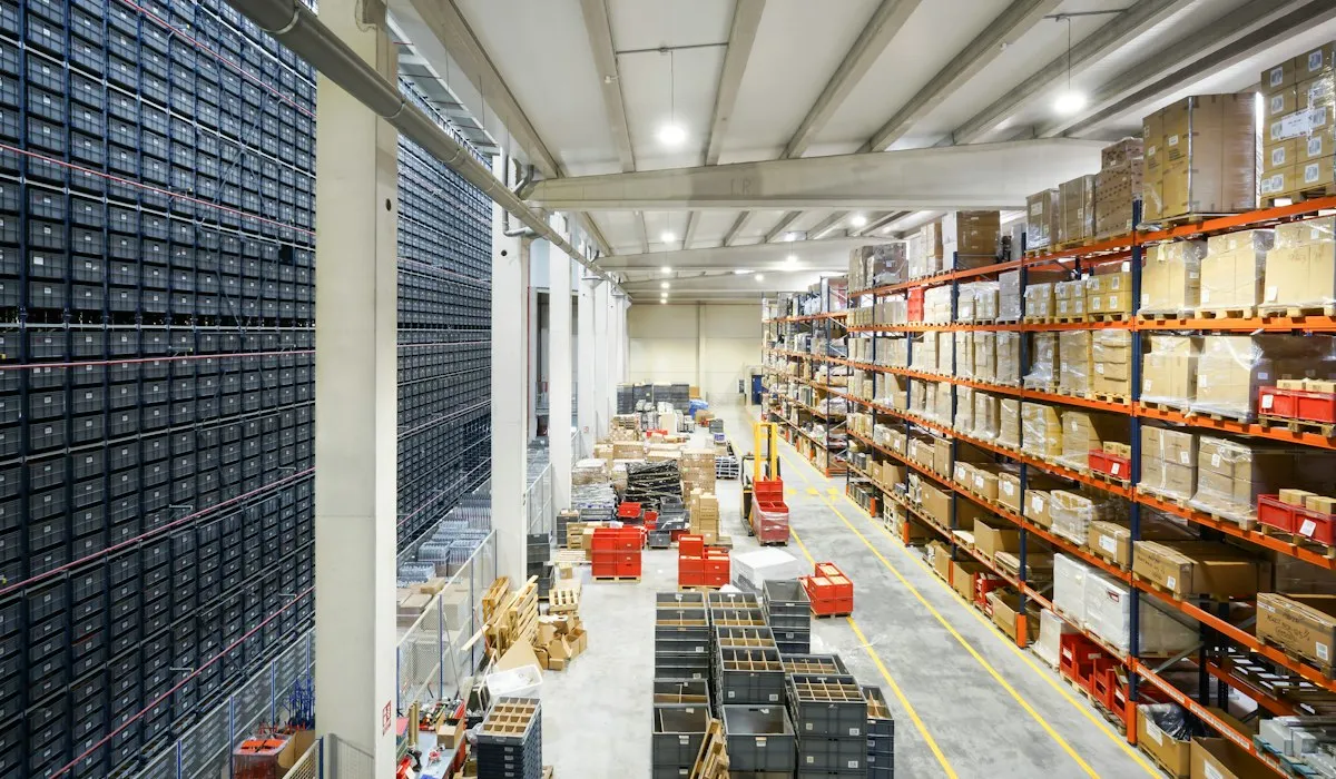Bodega de distribución con estanterías llenas de cajas