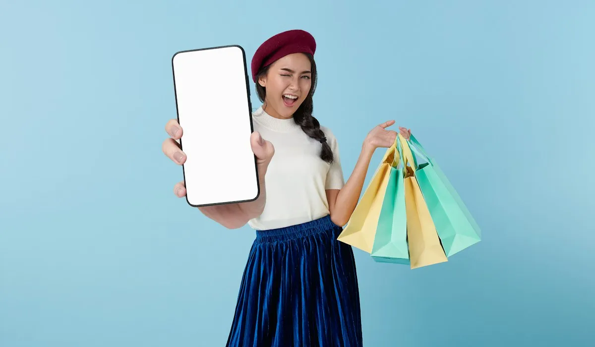 Clienta con su celular y bolsas de compras
